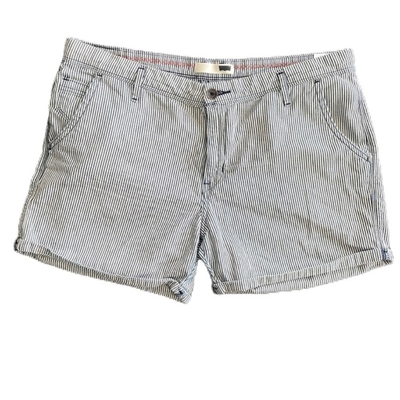 Sz32 Levi’s Seersucker Rolled Cuff Denim Shorts in GUC - Picture 2 of 7
